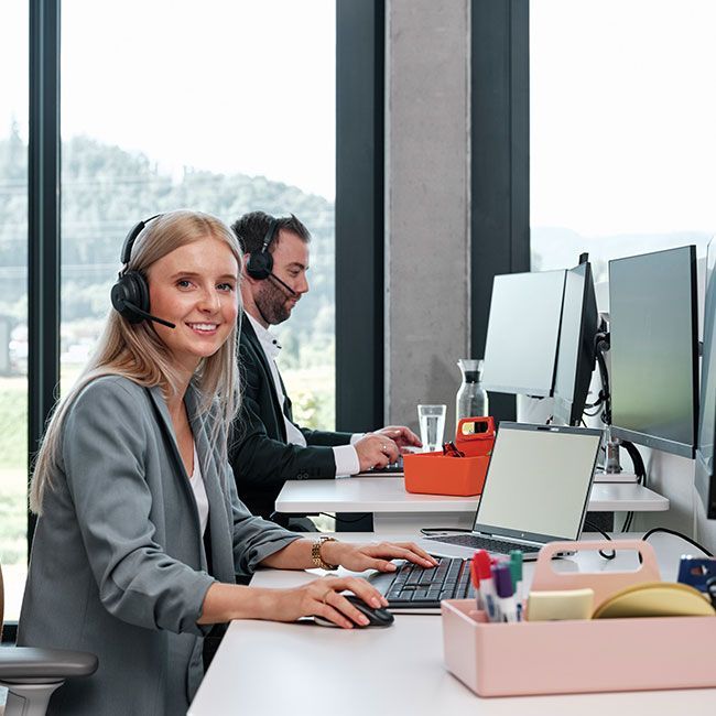 Mitarbeiter von Streit Service & Solution arbeiten an ihrem Arbeitsplatz