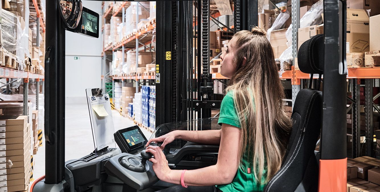 Auszubildende von Streit Service & Solution fährt mit dem Stapler im Logistikzentrumk