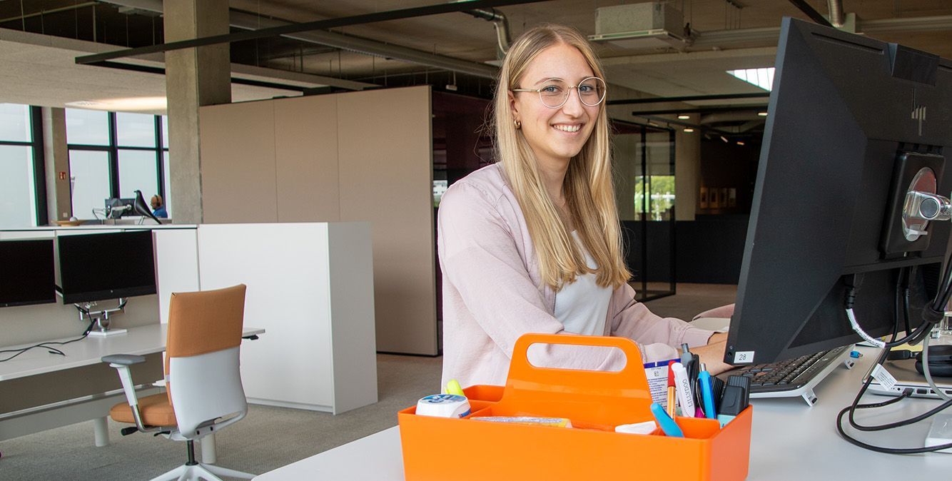 Auszubildende von Streit Service & Solution arbeitet am Computer