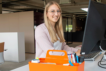 Auszubildende von Streit Service & Solution arbeitet an ihrem Computer am Arbeitsplatz