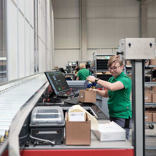 Auszubildende von Streit Service & Solution kommissioniert Waren,