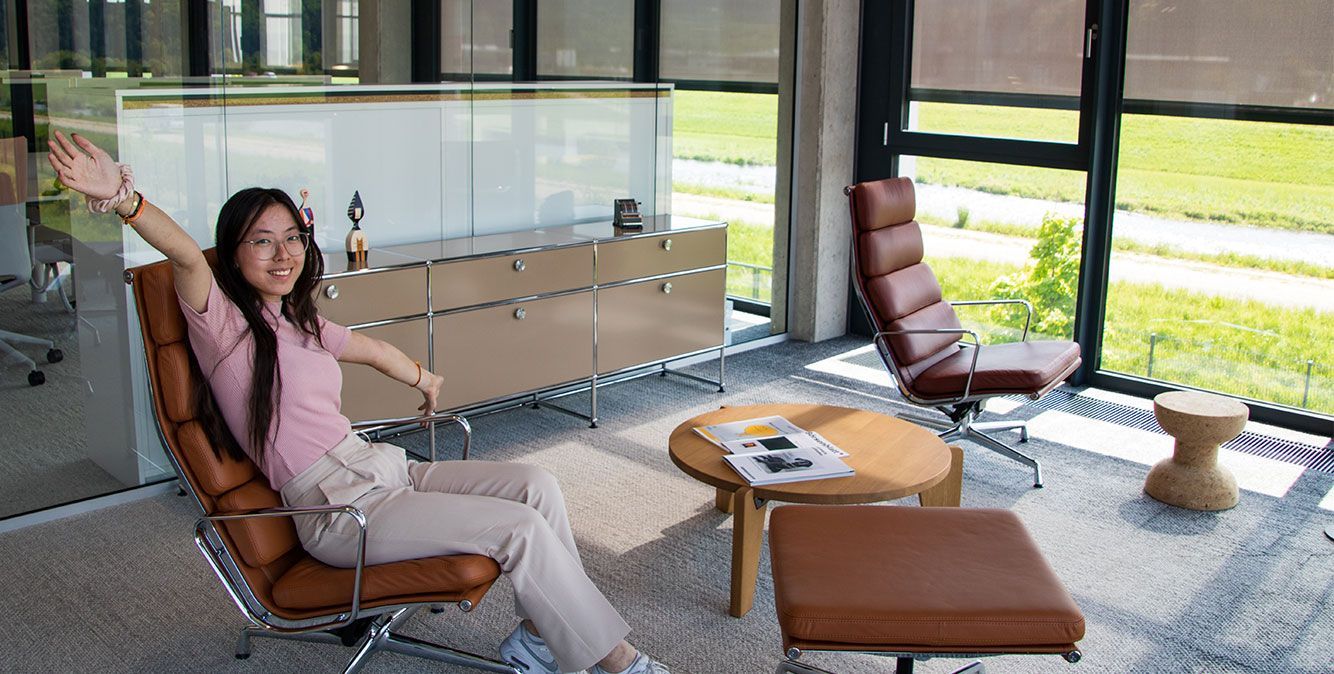 Auszubildende von Streit Service & Solution sitzt auf einem Sessel in der Arbeitswelt in Gengenbach