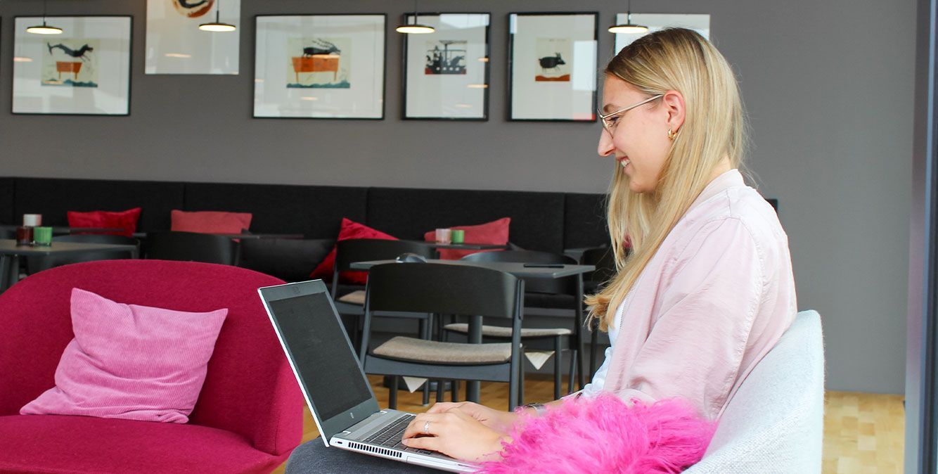 Duale Studentin von Streit Service & Solution arbeitet am Laptop