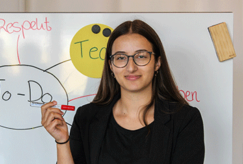 Duale Studentin bei Streit Serive & Solution vor einem Whiteboard