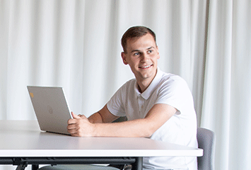 Dualer Student von Streit Service & Solution arbeitet an einem Laptop
