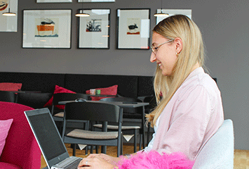 Duale Studentin von Streit Service & Solution arbeitet an einem Laptop