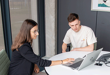 Duale Studenten von Streit Service & Solution arbeiten zusammen am Laptop