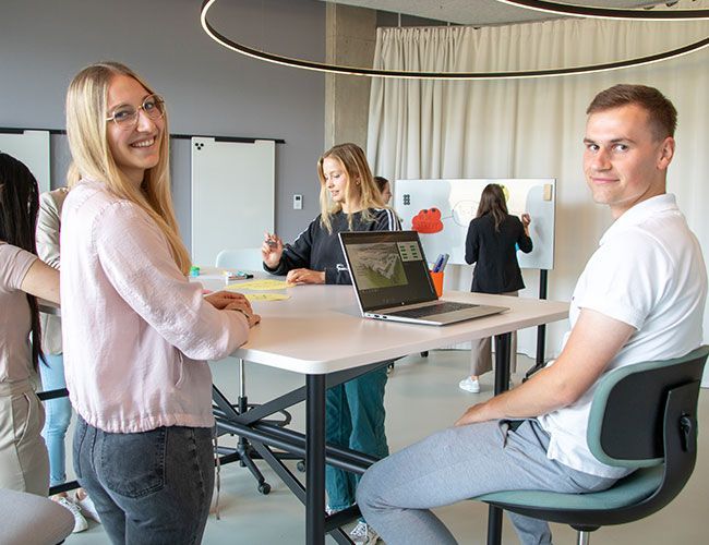 DH-Studenten von Streit Service & Solution arbeiten zusammen in Gruppen