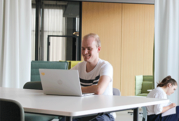 Auszubildender von Streit Service & Solution arbeitet am Laptop