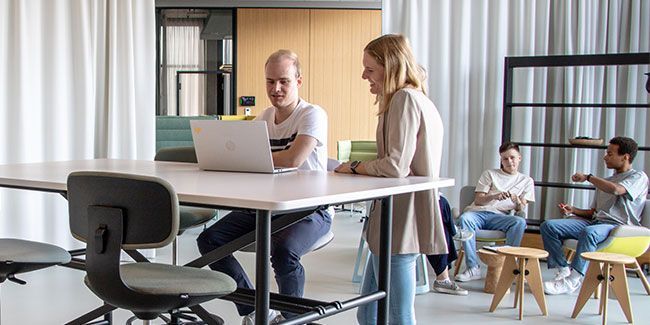 Studenten von Streit Service & Solution arbeiten miteinander