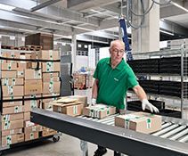 Mitarbeiter verladet Pakete im Logistikzentrum von Streit Service & Solution in Gengenbach
