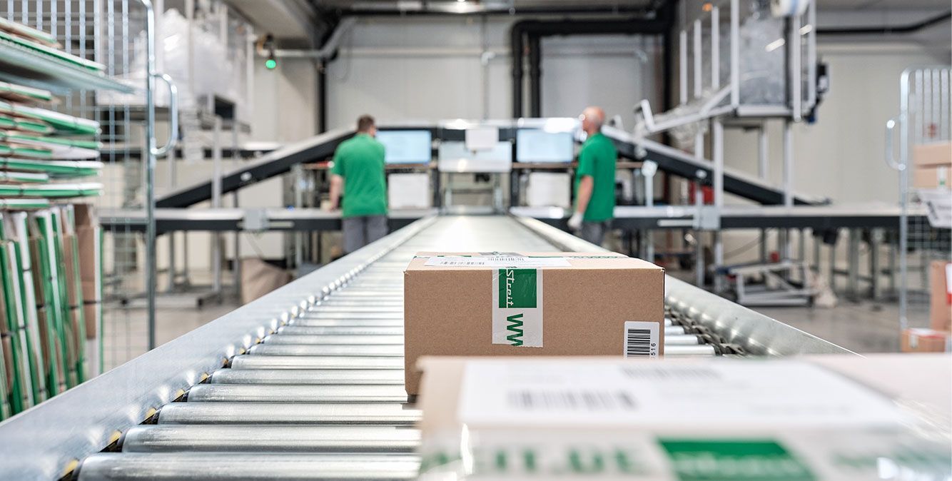 Paketrollband und Packstation im Logistikzentrum von Streit Service & Solution in Gengenbach