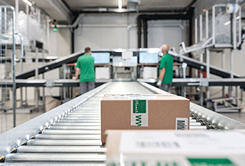 Paketrollband und Packstation im Logistikzentrum von Streit Service & Solution in Gengenbach