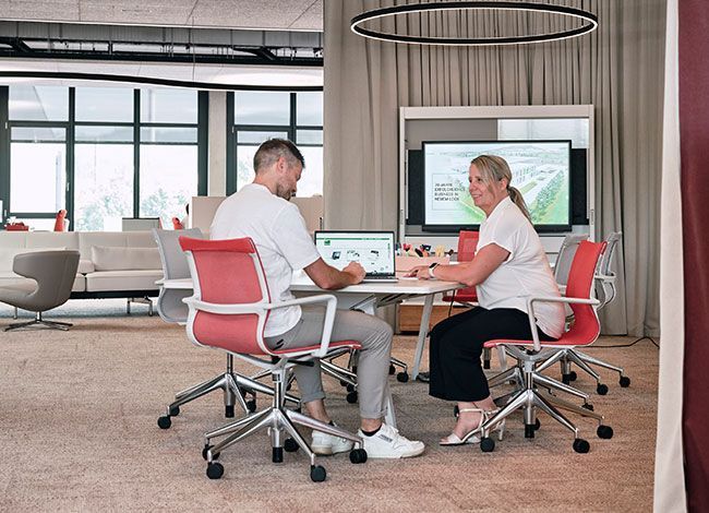 Mitarbeiter von Streit Service & Solution arbeiten zusammen in der Arbeitswelt in Gengenbach