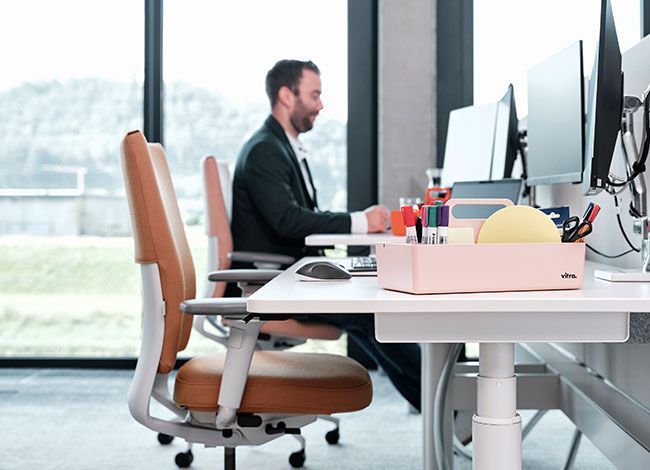 Mitarbeiter von Streit Service & Solution sitzt an seinem Arbeitsplatz und arbeitet.