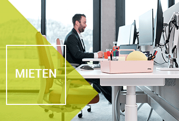 Mitarbeiter von Streit Service & Solution sitzt an seinem Arbeitsplatz und arbeitet.