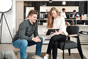Mitarbeiter von Streit Service & Solution sitzen zusammen und arbeiten an einem Tablet