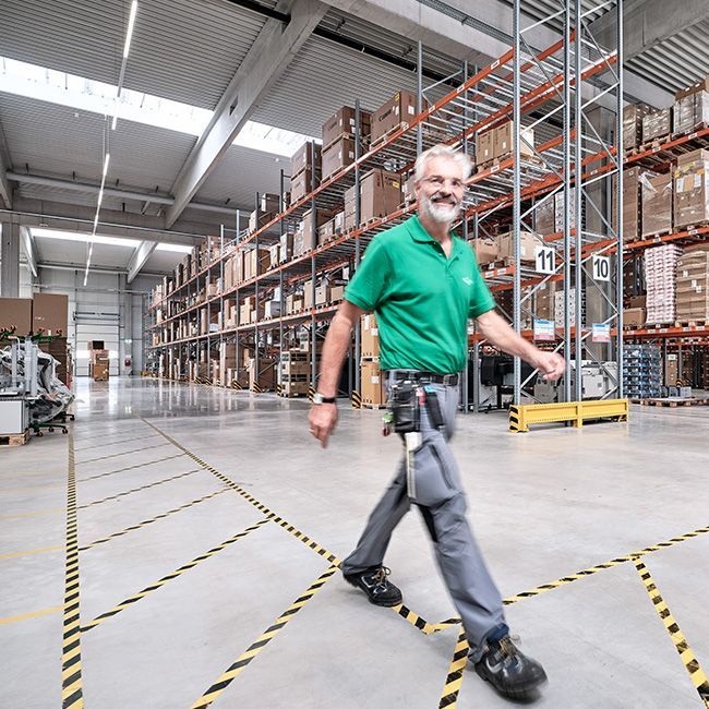 Mitarbeiter von Streit Service & Solution im Logistikzentrum in Gengenbach