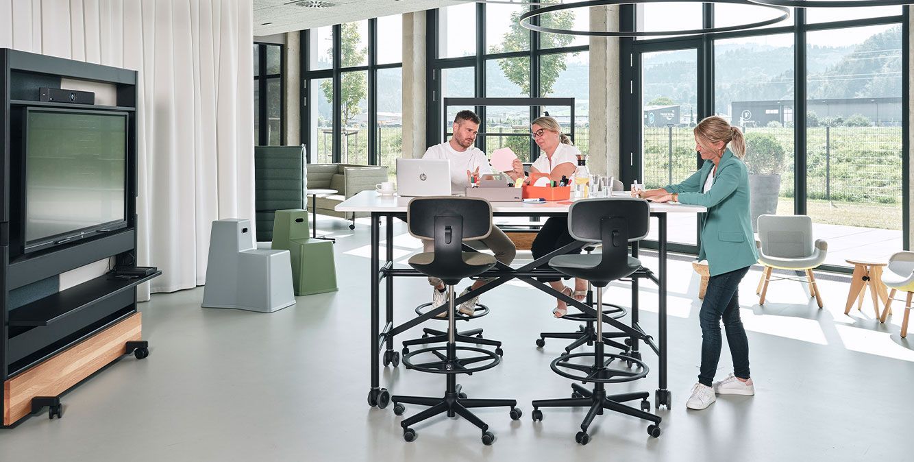 Mitarbeiter von Streit Service & Solution arbeiten miteinander in der Flexzone in der New Work Arbeitswelt in Gengenbach