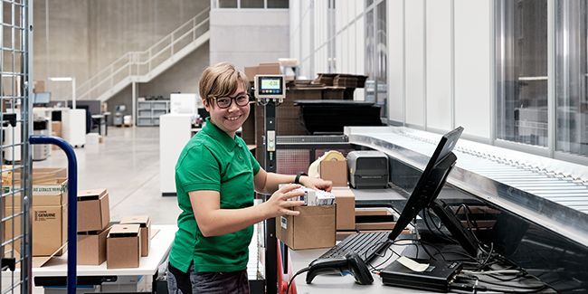 Mitarbeiterin im Logistikzentrum von Streit Service & Solution in Gengenbach