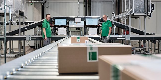 Mitarbeiter im Logistikzentrum von Streit Service & Solution in Gengenbach