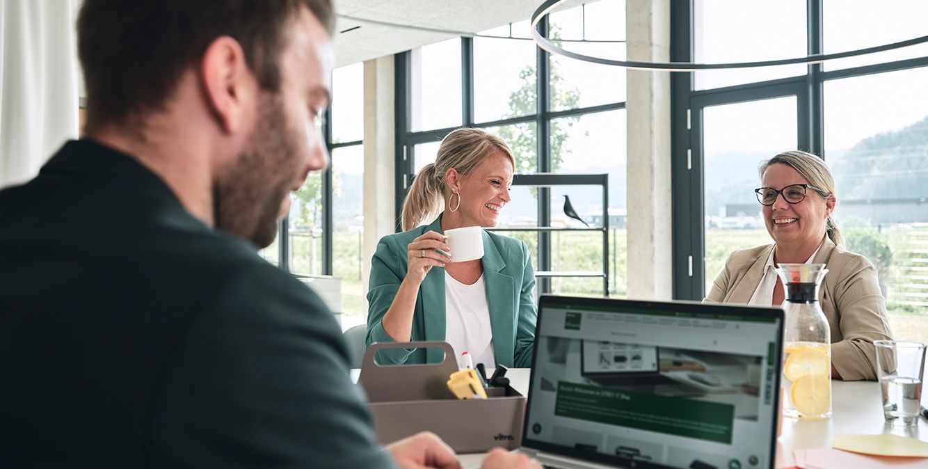 Mitarbeitende von Streit Service & Solution sitzen zusammen und arbeiten