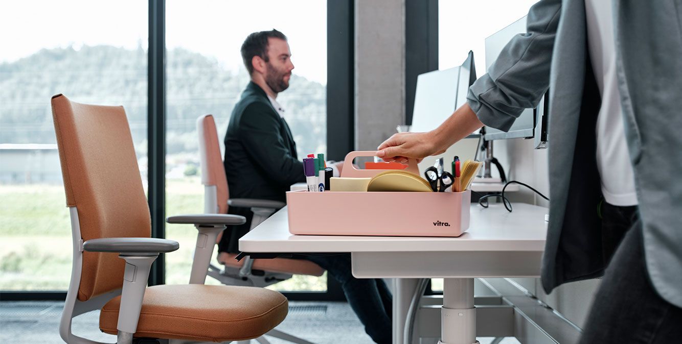 Schreibtisch mit Bürobedarf in der Arbeitswelt von Streit Service & Solution in Gegenbach
