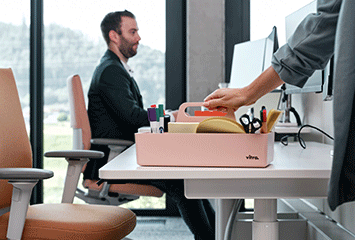 Schreibtisch mit Bürobedarf in der Arbeitswelt von Streit Service & Solution in Gegenbach