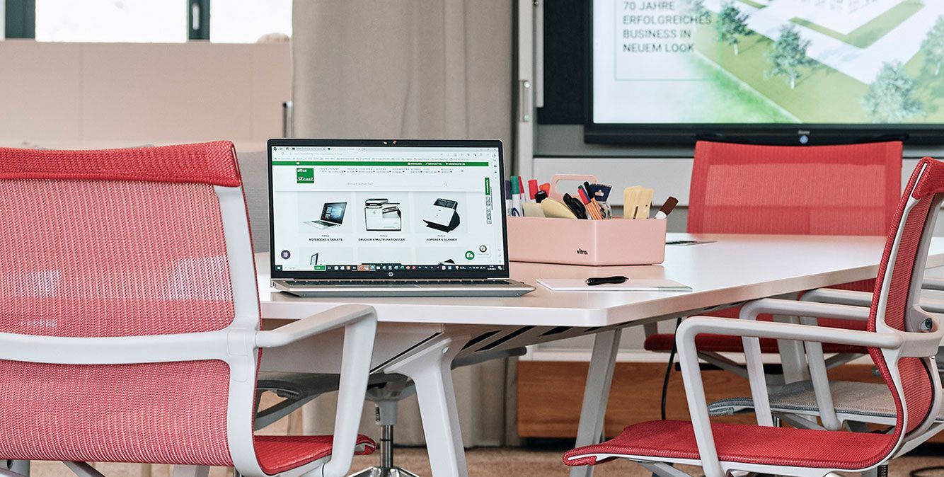 Ein Laptop steht in einem Büro auf einem Besprechungstisch. Auf dem Bildschirm ist der Onlineshop von Streit Service & Solution geöffnet.
