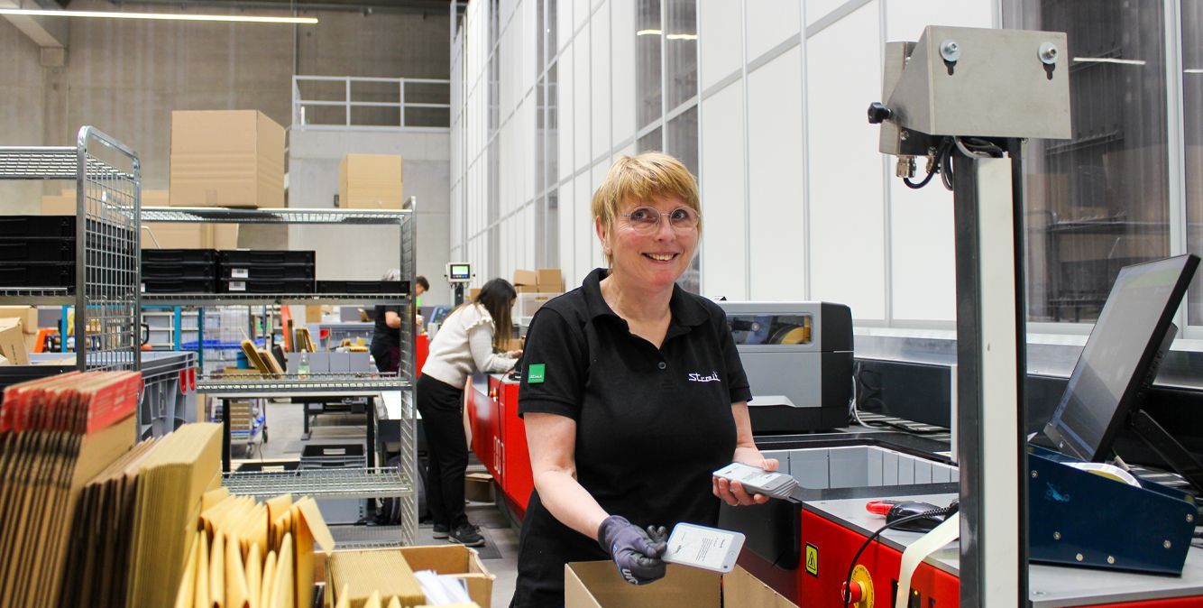 Mitarbeiterin von Streit Service & Solution arbeitet an der Autostore Anlage in Gengenbach