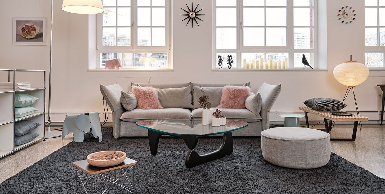 Sofa und Einrichtungsgegenstände im Showroom von Streit Service & Solution in der Lokhalle in Freiburg