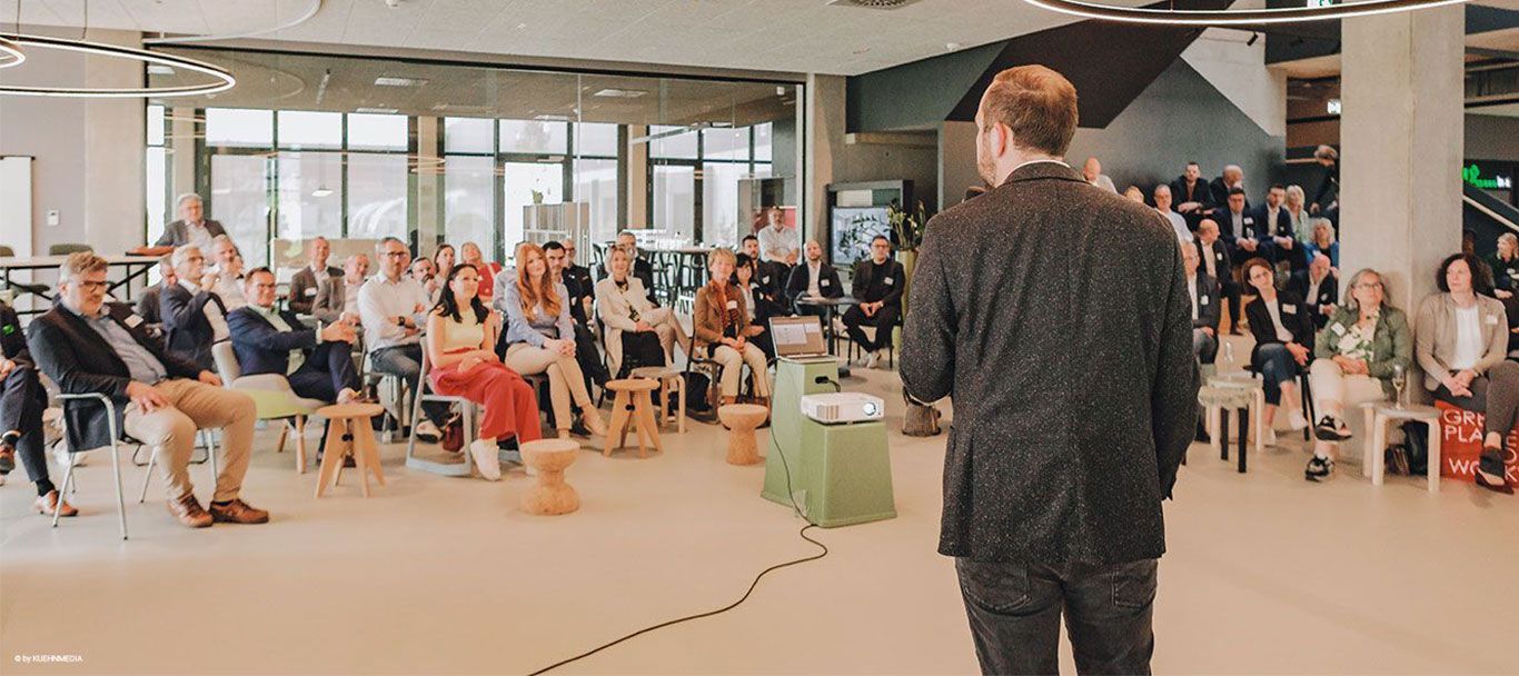 Veranstaltung bei Streit Service & Solution mit vielen Teilnehmern. Viele Menschen sitzen in einem Raum und hören dem Redner zu.