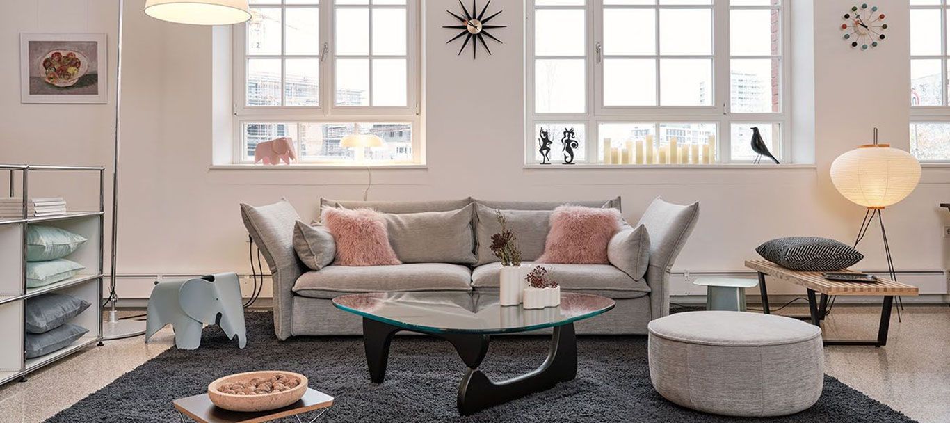 Sofa und Einrichtungsgegenstände im Showroom von Streit Service & Solution in der Lokhalle in Freiburg
