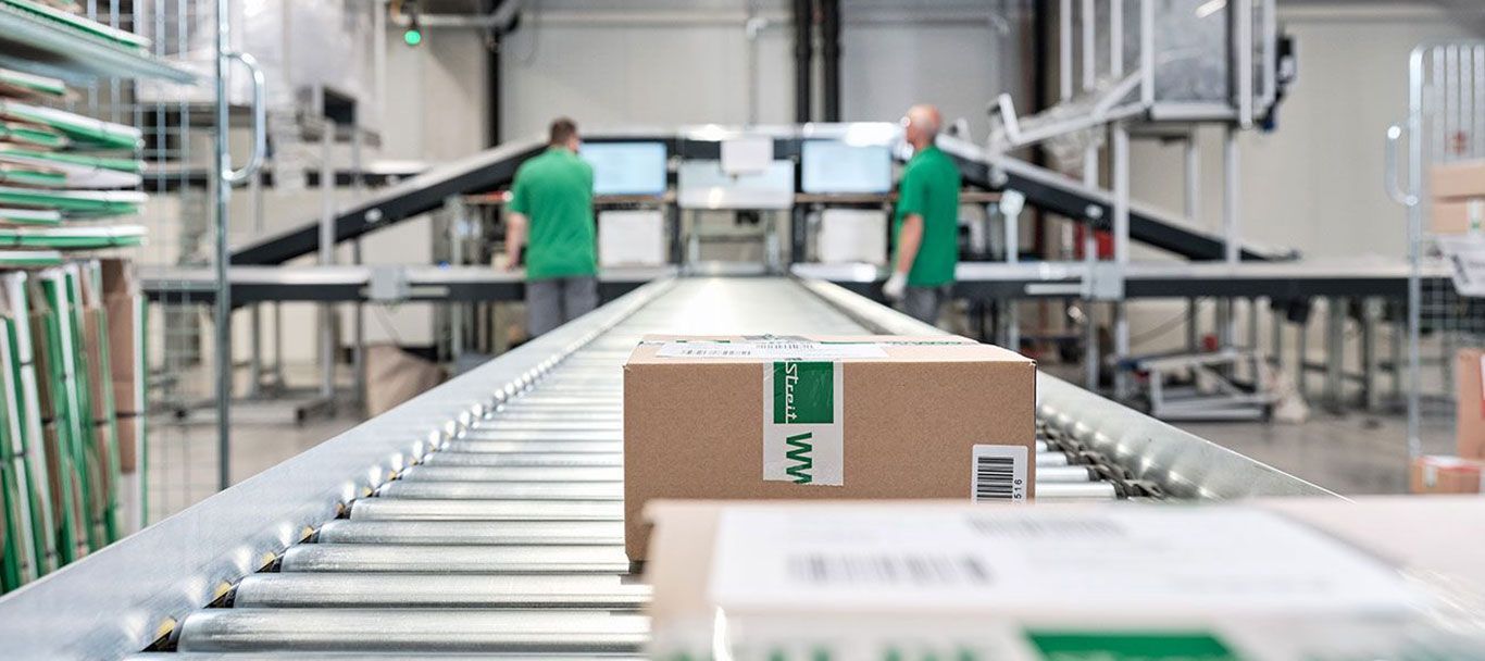 Paketrollband und Packstation im Logistikzentrum von Streit Service & Solution in Gengenbach