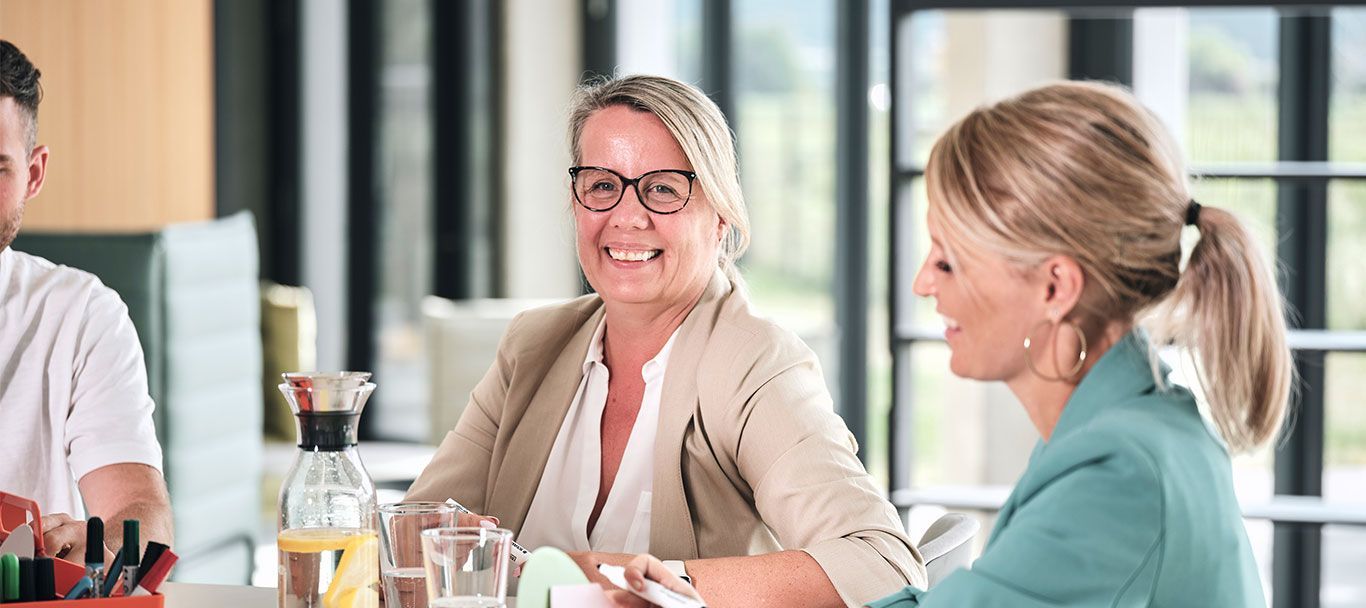 Mitarbeiter des Unternehmens Streit Service & Solution agieren in der modernen STREIT Arbeitswelt.