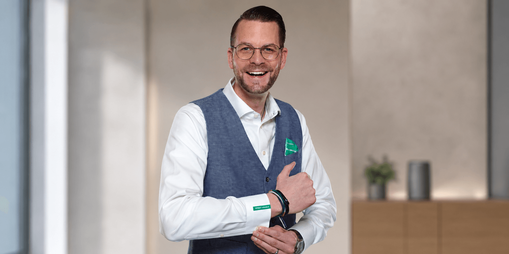 Mitarbeiter von Streit Service & Solution trägt individualisierte Berufsbekleidung