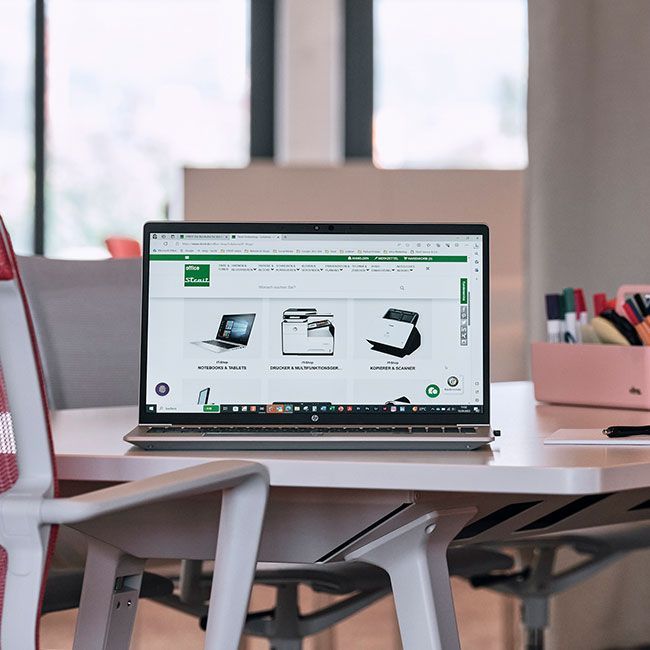 Ein Laptop steht auf einem Tisch in der Arbeitswelt von Streit Service & Solution in Gengenbach. Auf der Bildschirm ist der Online Shop von STREIT zu sehen,