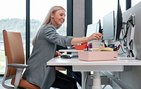 Eine Mitarbeiterin von Streit Service & Solution sitzt am Schreibtisch und arbeitet