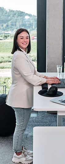 Mitarbeiterin von Streit Service & Solution arbeitet an ihrem Schreibtisch