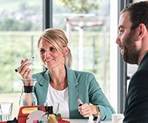 Zwei Mitarbeiter von Streit Service & Solution arbeiten zusammen
