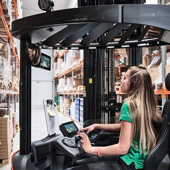 Auszubildende von Streit Service & Solution arbeitet im Lager