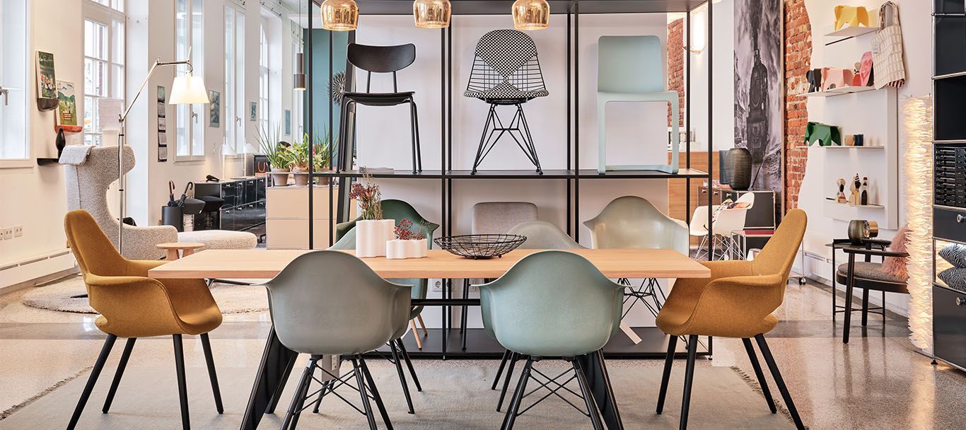 Tisch, Stühle und weitere Einrichtungsgegenstände im Showroom von Streit Service & Solution in der Lokhalle in Freiburg