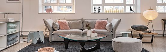 Sofa und Einrichtungsgegenstände im Showroom von Streit Service & Solution in der Lokhalle in Freiburg