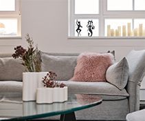 Sofa und Deko im Showroom von Streit Service & Solution in der Lokhalle in Freiburg