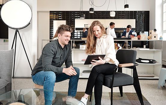 Mitarbeiter sprechen miteinander im Showroom von Streit Service & Solution in der Lokhalle in Freiburg