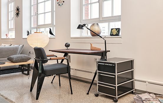 Schreibtisch und Stuhl im Showroom von Streit Service & Solution in der Lokhalle in Freiburg