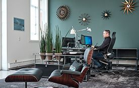 Sessel, Schreibtische, Bürostühle und weitere Einrichtungsgegenstände im Showroom von Streit Service & Solution in der Lokhalle in Freiburg