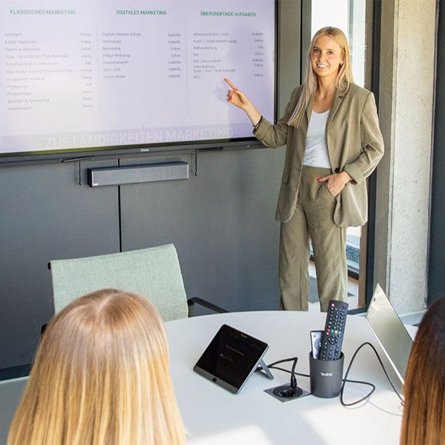 Studentin von Streit Service & Solution