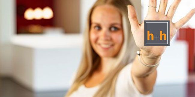 Frau macht HighFive mit h+h logo auf Handfläche
