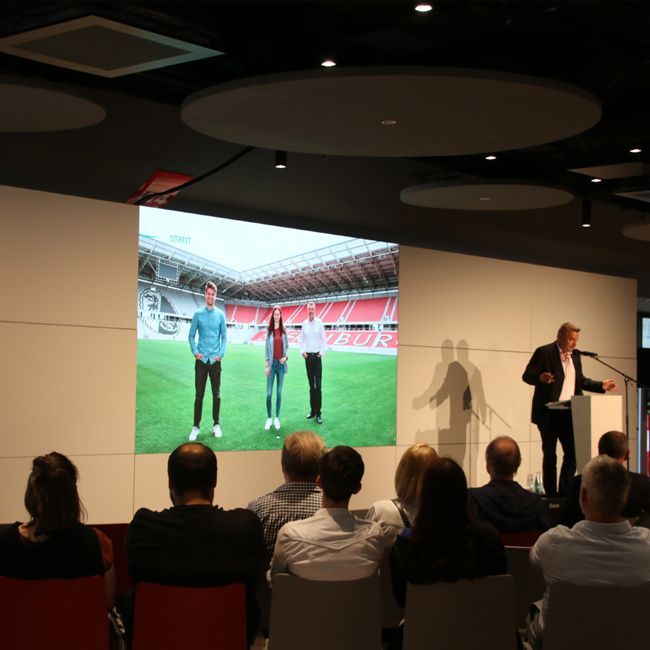 Redner und Gäste bei der Veranstaltung im Europapark Stadion von STREIT und Wilkhahn